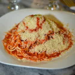 Espaguetis con Queso Parmesano