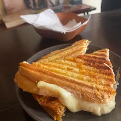 Sándwich de queso Gouda y mantequilla 