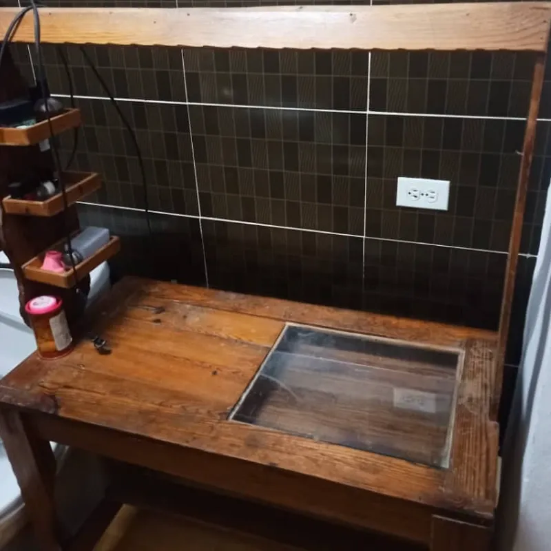 Mesa con lámparas y pomeros