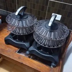 Mesa con lámparas y pomeros