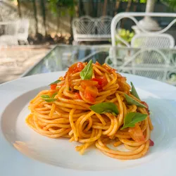 Pasta con Tomate y Albahaca 