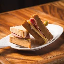 Sándwich de Jamón y Queso Gouda 