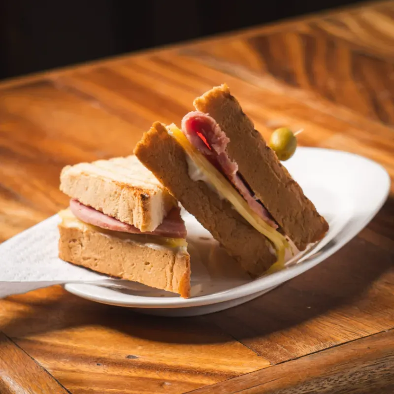 Sándwich de Jamón y Queso Gouda 