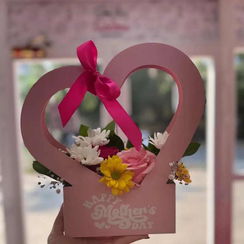 Arreglos florales  , caja en forma de corazón elaborada con flores frescas