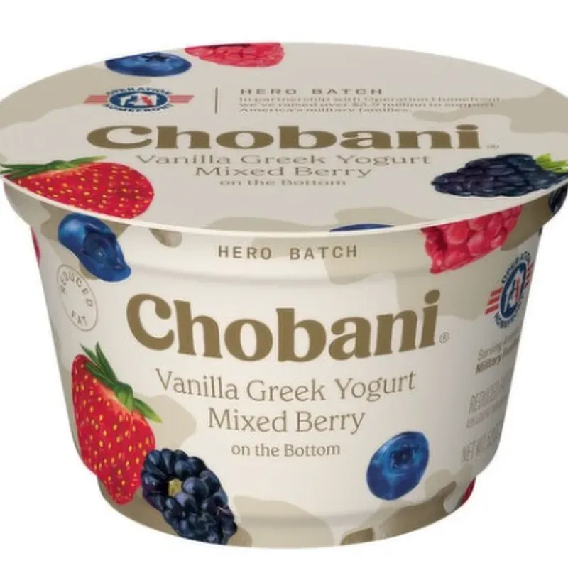 Yogurt griego de vainilla con fresa y arándanos, Chobani, 5.3 oz