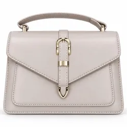 Bolso bandolera beige con asa y hebilla