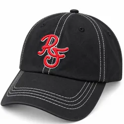 Gorra negra con monograma rojo