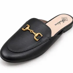 Mule negro con adorno dorado