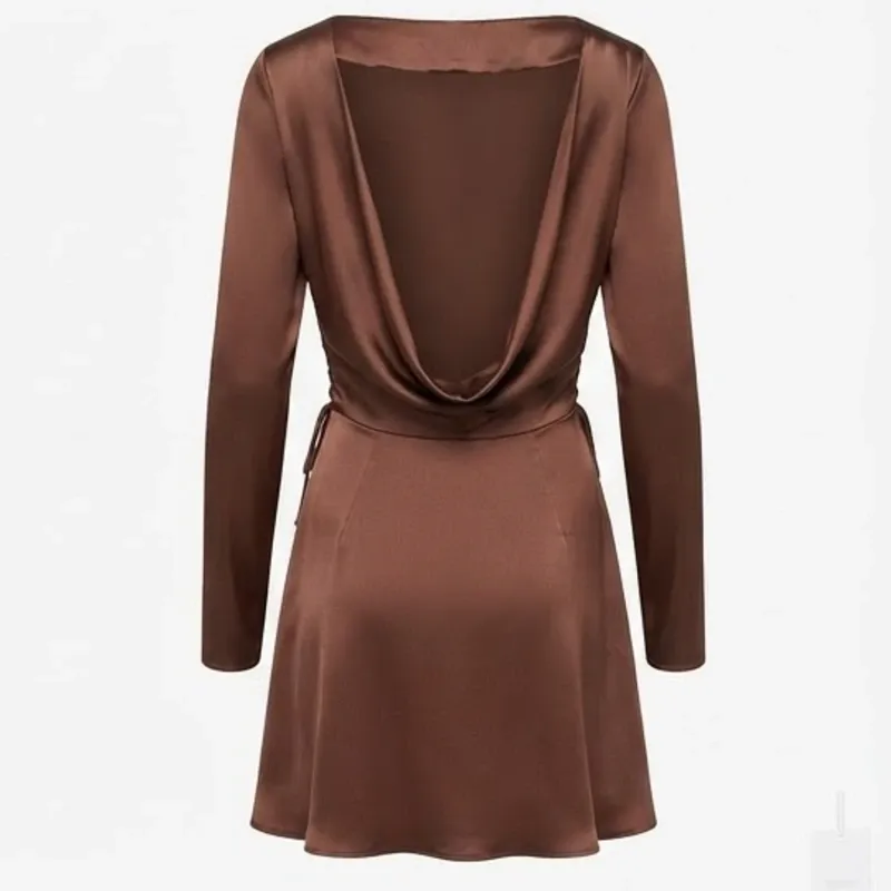 Vestido Corto Satinado de Manga Larga y Espalda Descubierta