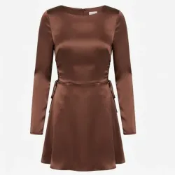 Vestido Corto Satinado de Manga Larga y Espalda Descubierta