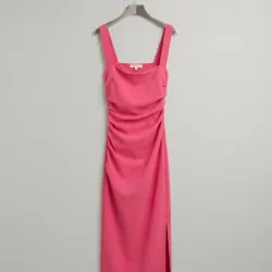 Vestido Midi Fruncido con Abertura — Fucsia