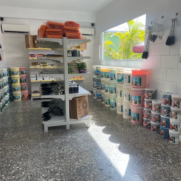 Comercializamos pintura y todo lo q usted necesita para solucionar el problema de pintar su lugar.
Se va con todo para marchar bien con la pintura de su hogar,trabajo o rincón.