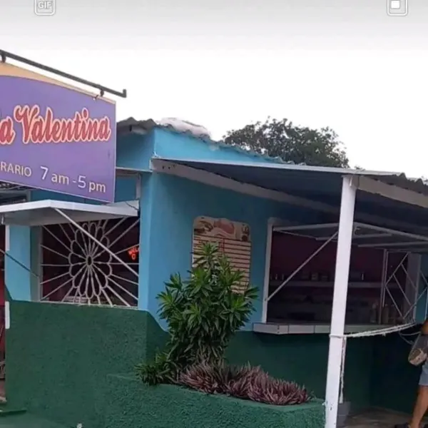 Negocio La Valentina. Un bar con diversos productos. Desde bebidas alcohólicas, no alcohólicas, confituras, aseo, perfumerías, utiles del hogar y muchas otras ofertas. 

