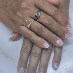 Uñas acrílicas cortas