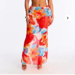 Conjunto de e piezas de bikinis y pareo
