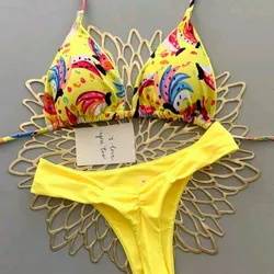 Bikini amarillo con top estampado