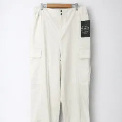 Pantalón blanco, 4 bolsillos delante, 2 botones