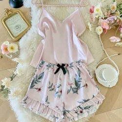 Pijama de satin rosa con shorts de flores