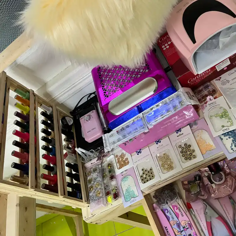 Mesa de uñas con todo nuevo 