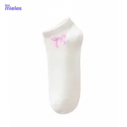Media blanca con lazo