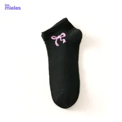 Media negra con lazo