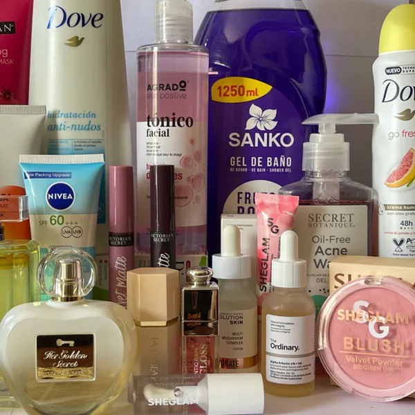 Bienvenido!🙃acá nos encanta el cuidado personal y la belleza. Por lo que tenemos una amplia gama de productos de cosmética, aseo personal y skincare que te serán ideales para sentirte guap@, encantador@ y saludable😍✨🤩

Gracias por elegirnos!✨💙🛋️