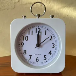 Reloj despertador con diseño minimalista 