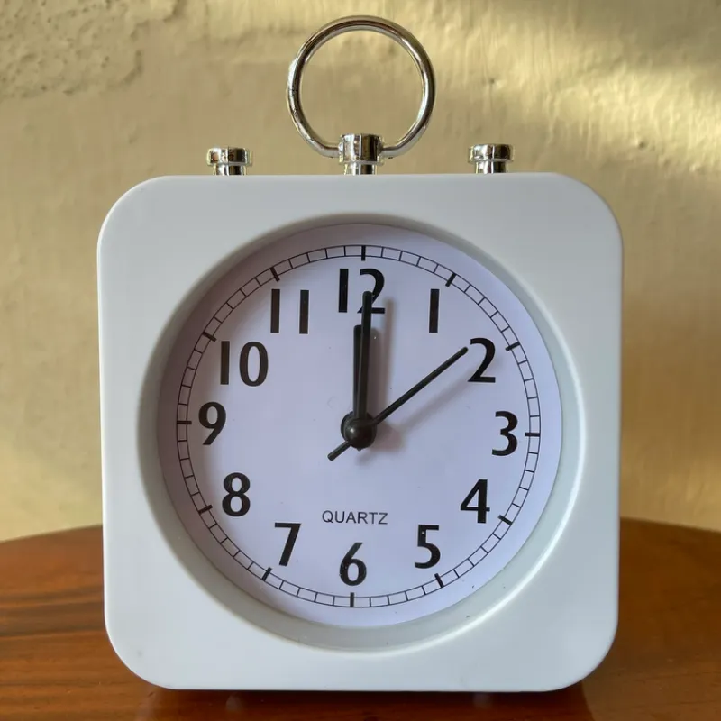 Reloj despertador con diseño minimalista 