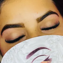 Sacado de cejas con pinzas + Tinte semipermanente