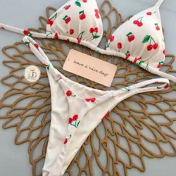 biquini blanco con cerezas