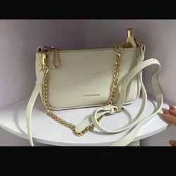 cartera blanca con cadena dorada