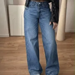 Pantalón de mezclilla oscuro