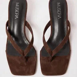 tacones carmelita oscuro