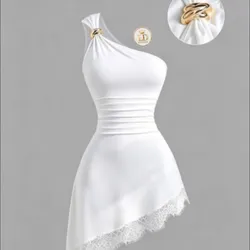 vestido blanco con encaje en el borde