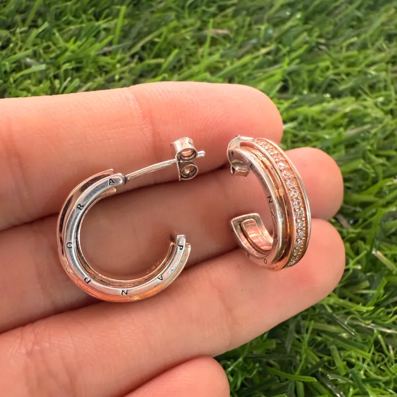 Argollas Pandora con detalle en oro rosa 