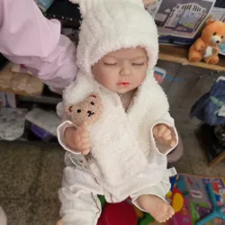 Bebé reborn realista traje blanco con gorro 🚼