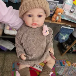 Bebé reborn realista traje marron con gorro