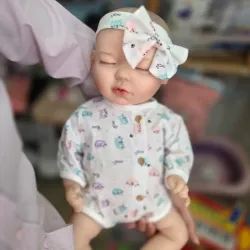 Bebé reborn realista traje ropón blanco con lazo