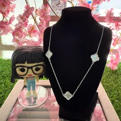 Cadena van Cleef 3 flores blancas