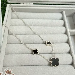 Cadena Van Cleef 3 flores negras (1)