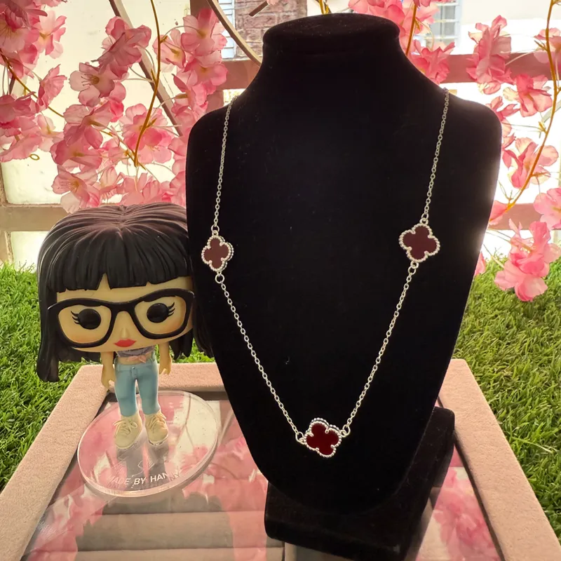 Cadena van Cleef 3 flores rojas