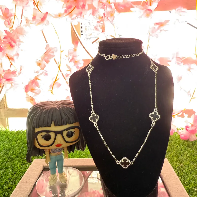Cadena van Cleef 5 flores negras