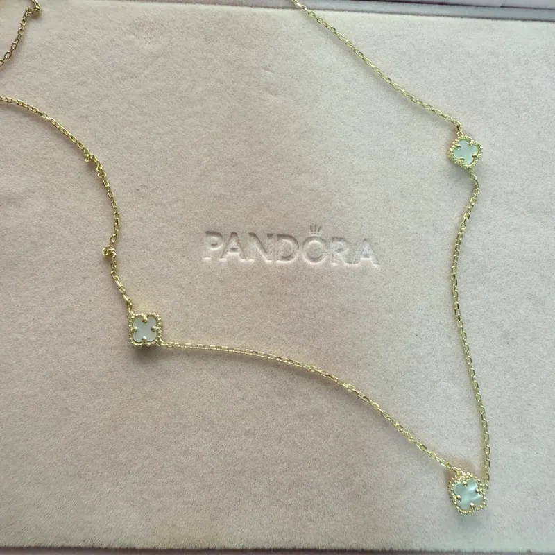 Cadena Van Cleef blanca 3 flores de oro 10 k 