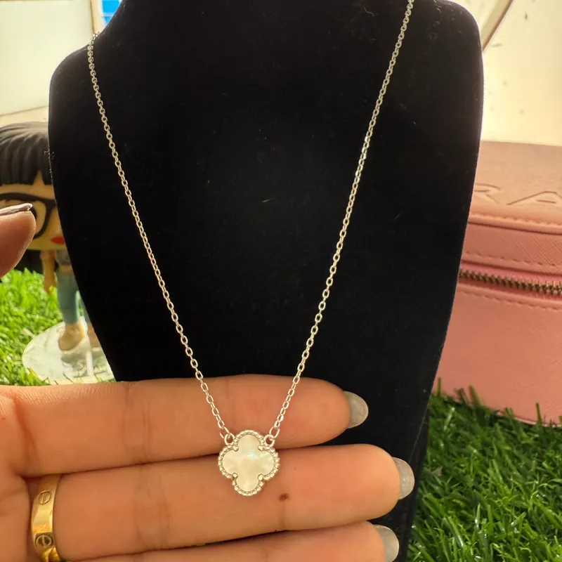 Cadena Van Cleef de 1 flor blanca 