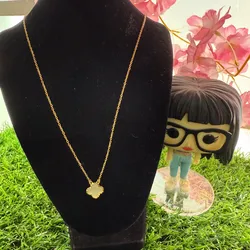 Cadena van Cleef de 1 flor blanca plata con baño de oro