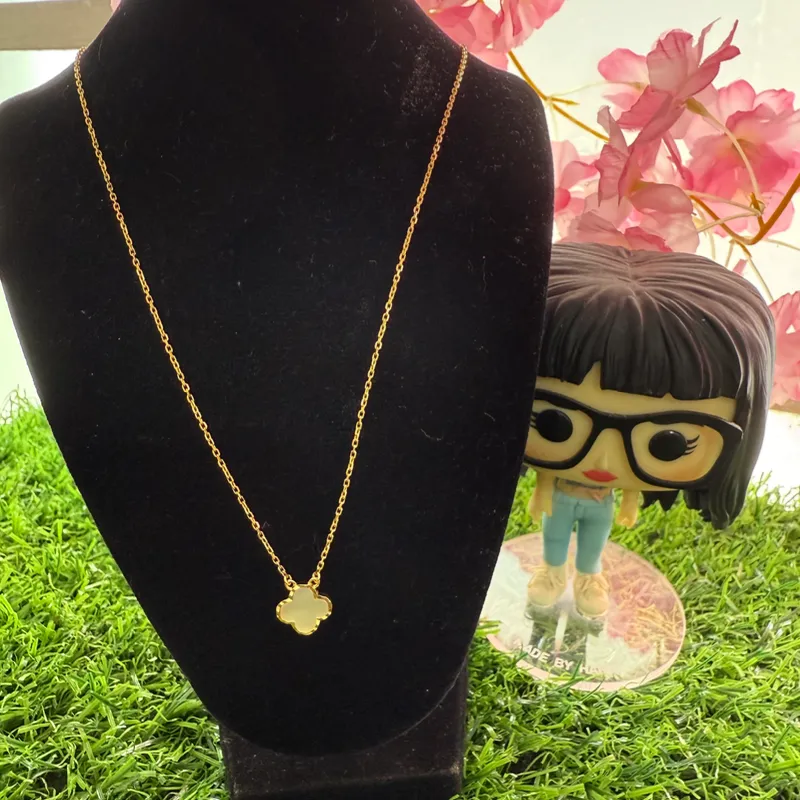 Cadena van Cleef de 1 flor blanca plata con baño de oro