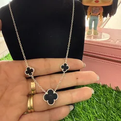 Cadena Van Cleef de 3 flores negras 