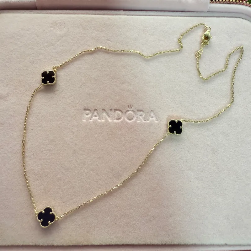 Cadena Van Cleef negra de oro 10 k