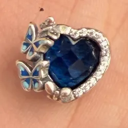Charm corazón azul con mariposas 🦋