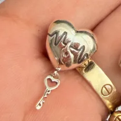 Charm corazón con ritmo y llave colgante